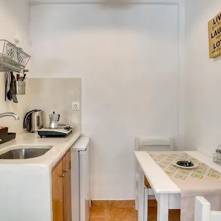 Bed and Breakfast Dahlia And Αλυκή