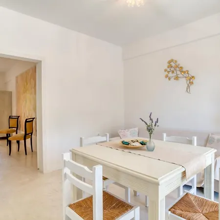 Dahlia And Αλυκή